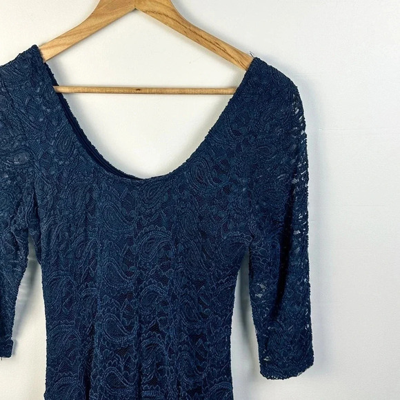 Blue fitted lace stretch  dress - 3/4 sleeves - scoop neck - knee length - M - Picture 4 of 7